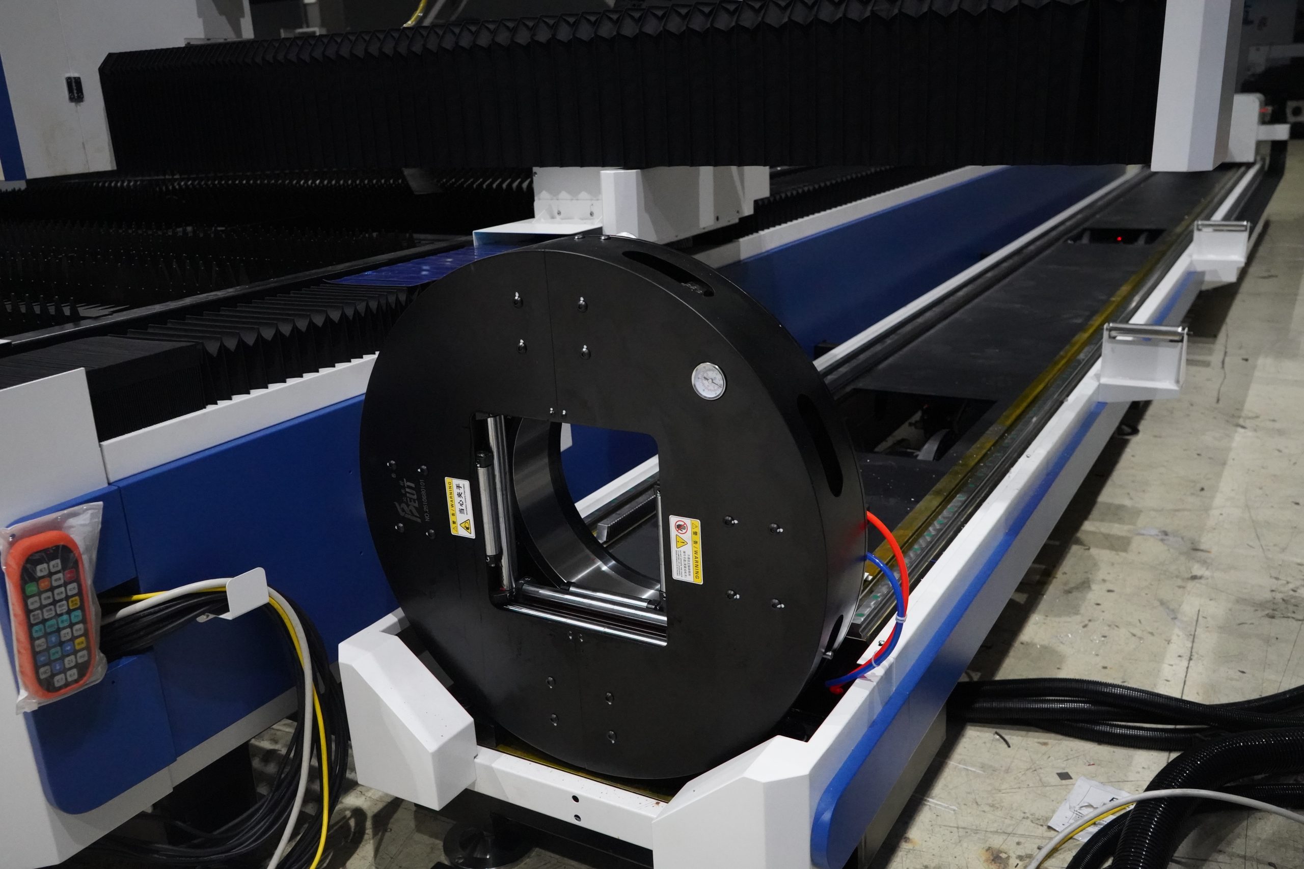 Pelat platform tunggal dan mesin pemotong laser tabung